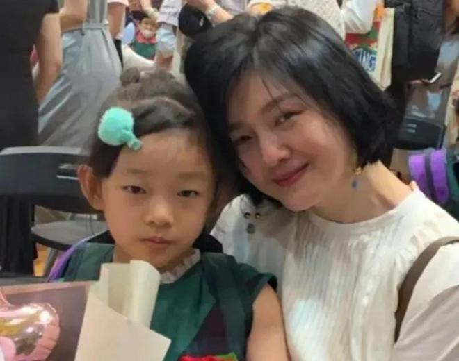 Bạn thân tiết lộ tình hình hiện tại của con gái Từ Hy Viên