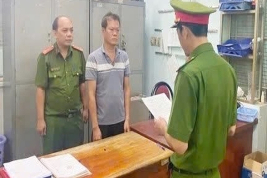 Bắt khẩn cấp người đàn ông kéo sập cửa nhà hàng xóm vì bị nhắc hát karaoke ồn ào