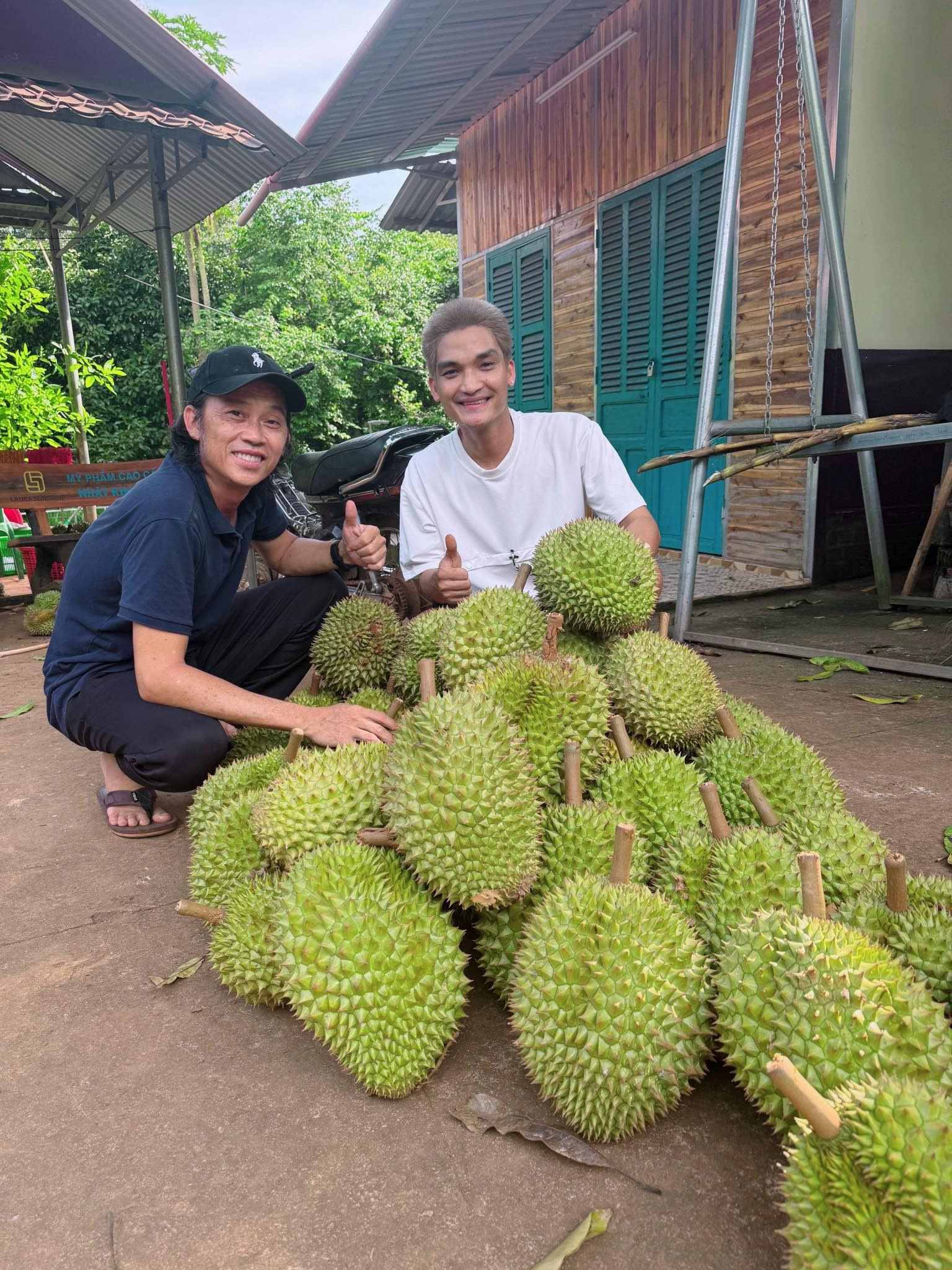 Bức ảnh tiết lộ tình trạng sức khỏe hiện tại của Hoài Linh