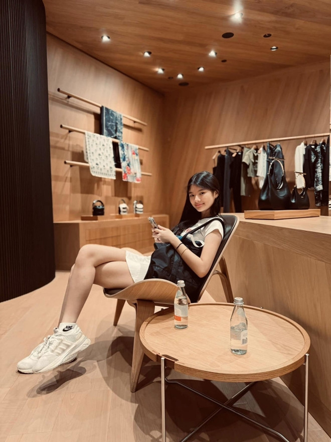 Con gái Trương Ngọc Ánh trổ mã khoe chân dài miên man