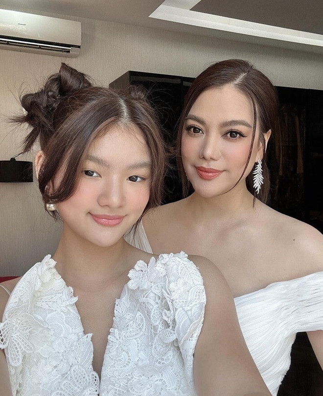 Con gái Trương Ngọc Ánh trổ mã khoe chân dài miên man