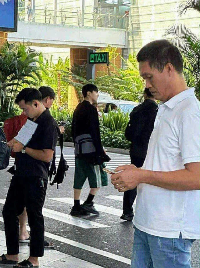 tiep vien hang khong viet gay tranh cai vi tiet lo gap thanh vien bts tren may bay hinh anh 1