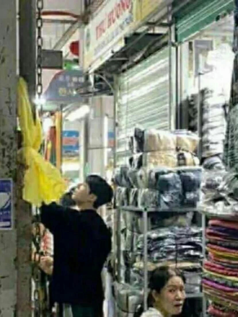 tiep vien hang khong viet gay tranh cai vi tiet lo gap thanh vien bts tren may bay hinh anh 3