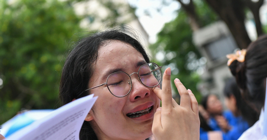 Đề thi Toán tốt nghiệp THPT 2025 dài như văn, có đáng để thí sinh bật khóc?