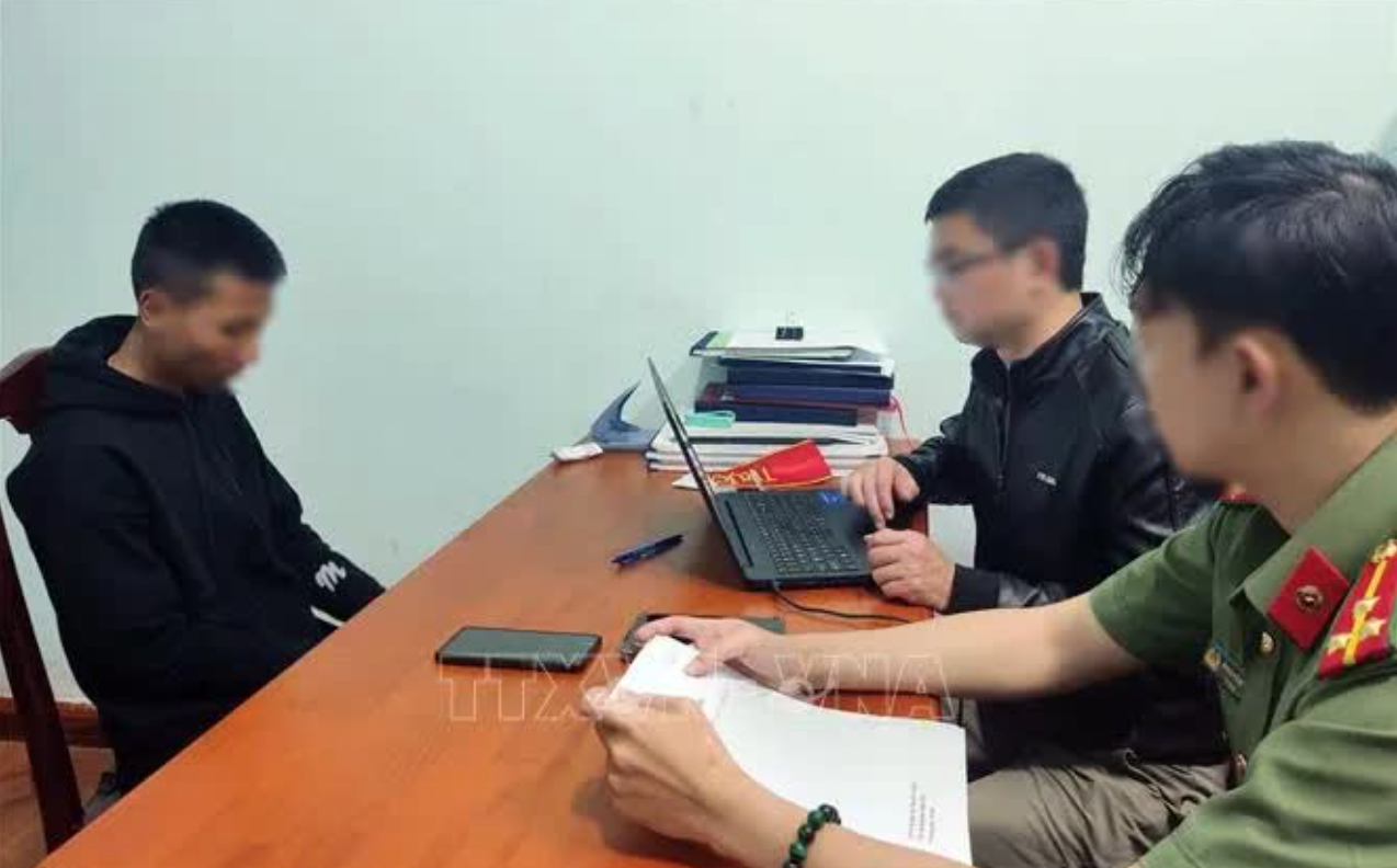 Nam sinh Lâm Đồng dùng những thiết bị gì để gửi đề thi Ngữ Văn ra ngoài cho bạn giải giúp bằng Chat GPT? - Ảnh 4.