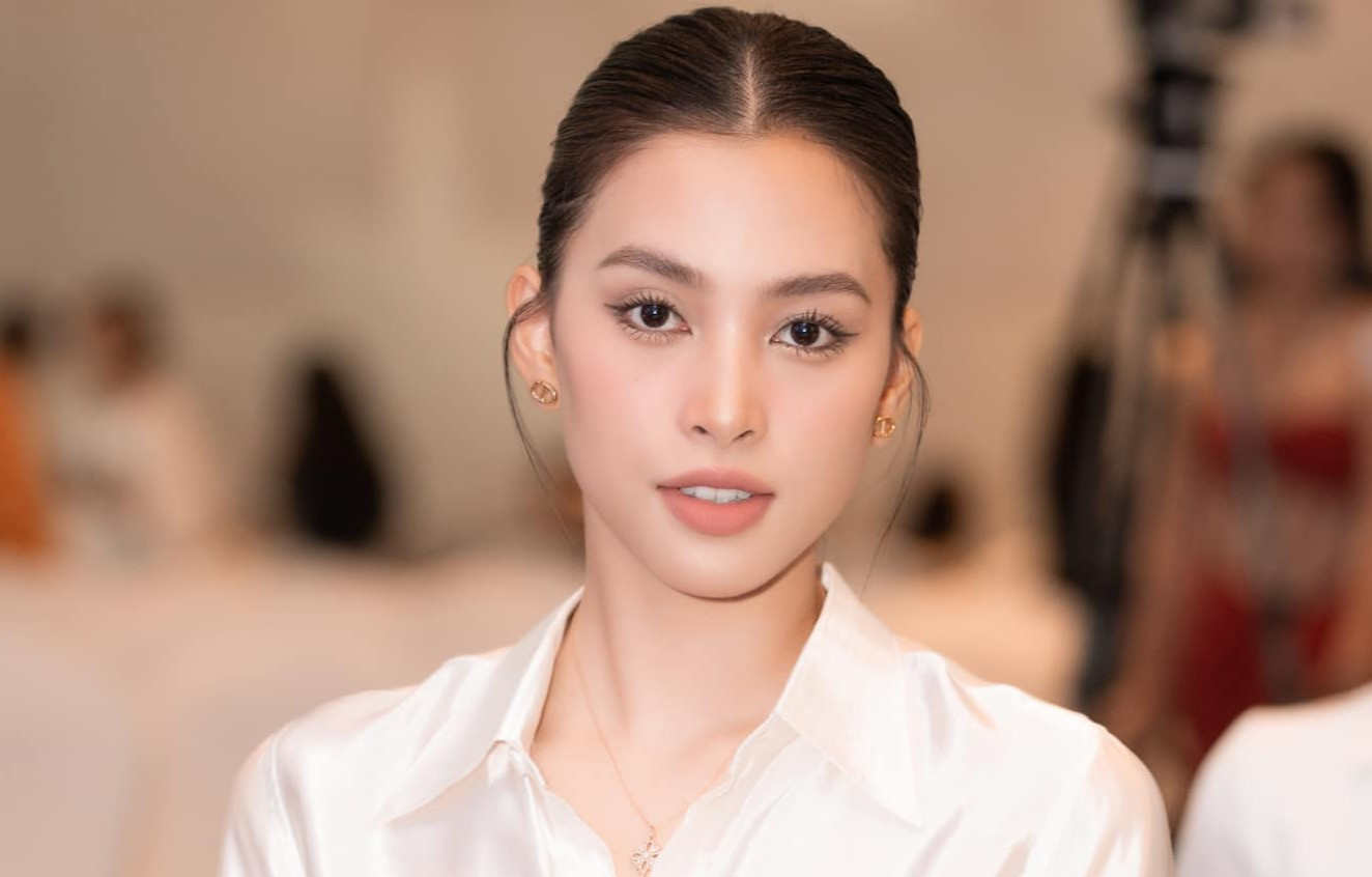 Hoa hậu Tiểu Vy lộ nhan sắc xuống dốc trên sóng truyền hình