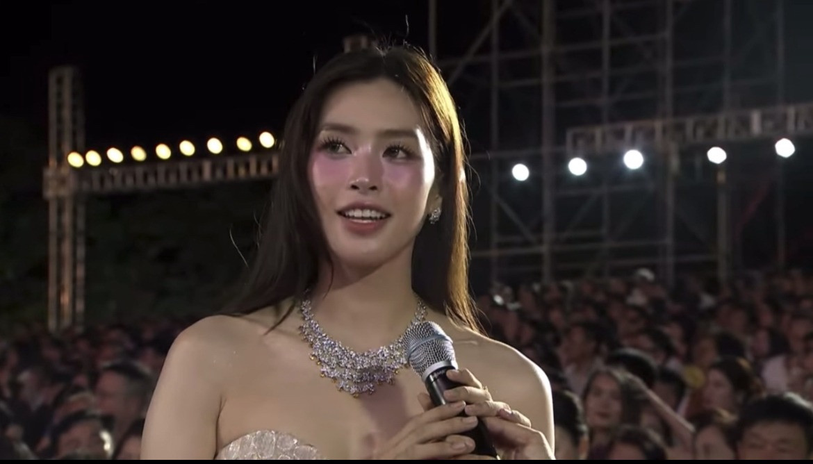 Hoa hậu Tiểu Vy lộ nhan sắc xuống dốc trên sóng truyền hình