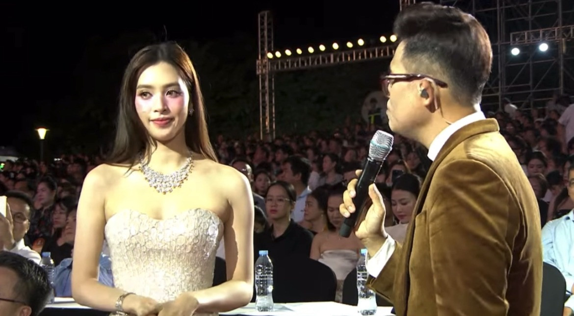 Hoa hậu Tiểu Vy lộ nhan sắc xuống dốc trên sóng truyền hình