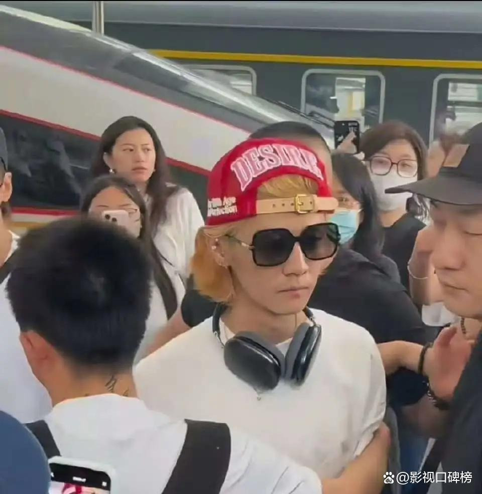 Ngỡ ngàng với ngoại hình gầy rộc hốc hác của đỉnh lưu Cbiz