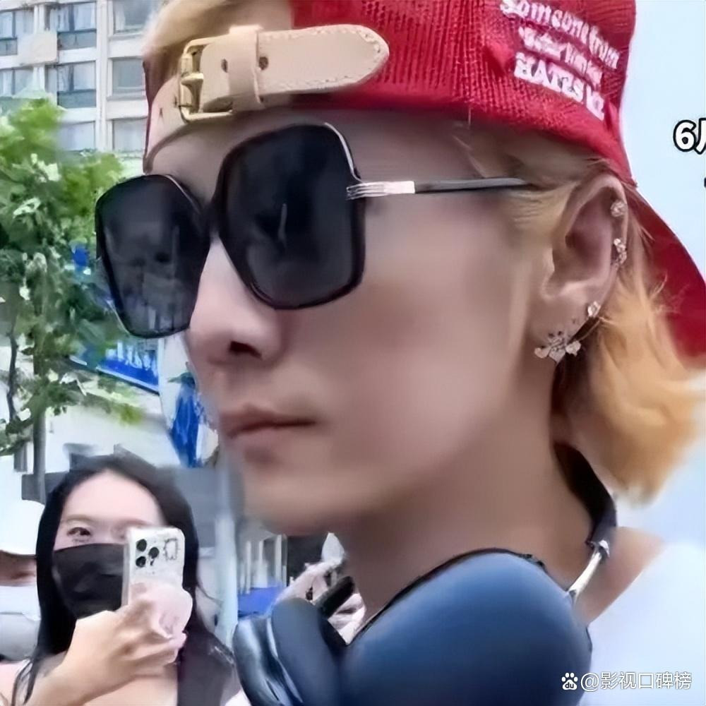 Ngỡ ngàng với ngoại hình gầy rộc hốc hác của đỉnh lưu Cbiz