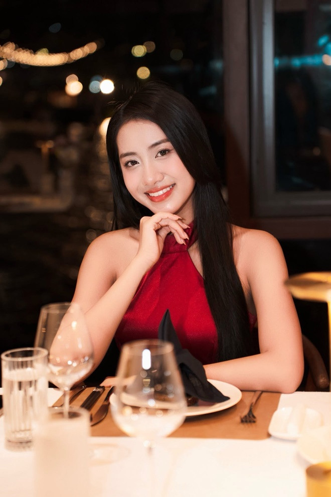 Tân Hoa hậu Việt Nam biến hóa đa phong cách khi cá tính lúc gợi cảm