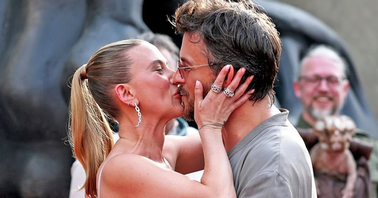 Tiến sĩ đẹp trai được mỹ nhân sexy nhất thế giới hôn 2 lần gây xôn xao là ai?