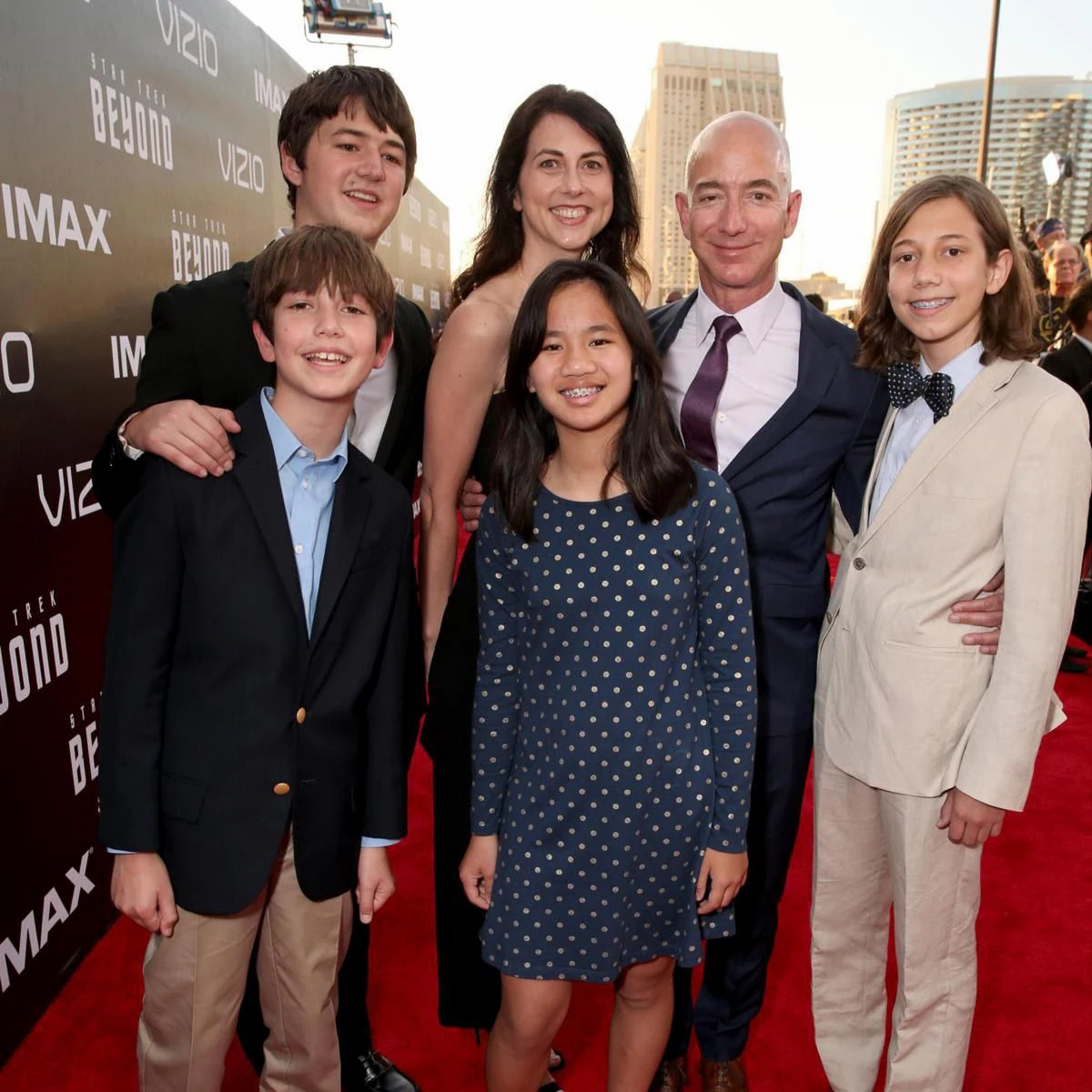 c8709da604a6 jeff bezos y sus hijos con mackenzie scott