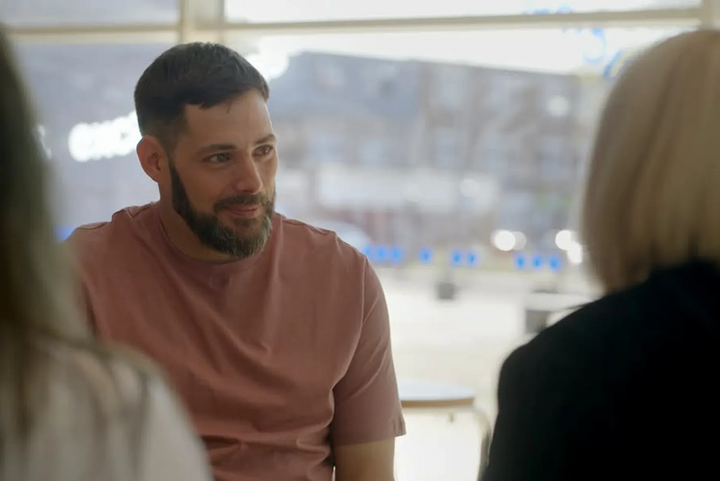 Bị bỏ rơi từ khi lọt lòng, Jon vẫn mong tìm thấy mẹ ruột của mình.