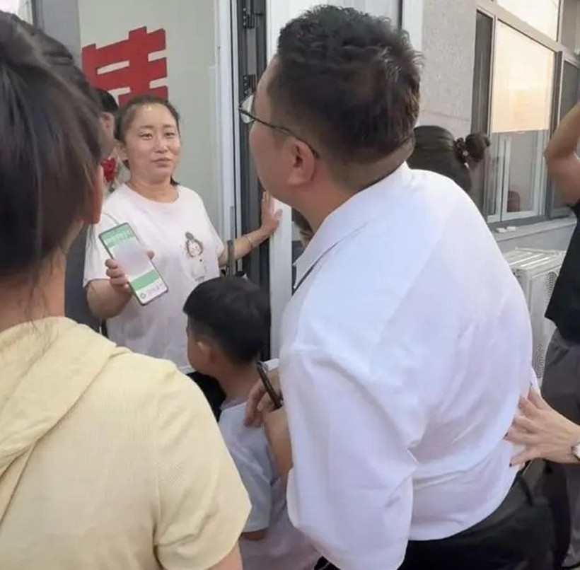 Một người họ hàng lớn tuổi của cô dâu thậm chí còn thản nhiên chìa mã QR, yêu cầu chú rể chuyển khoản ngay tại chỗ. Ảnh: Sohu.