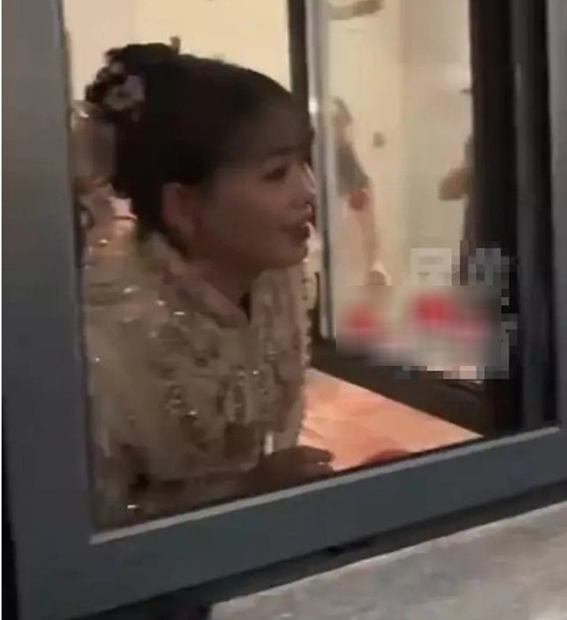 Cô dâu không hề giúp chú rể giải vây, mà còn thúc giục anh nhanh chóng chi tiền để hoàn tất nghi lễ. Ảnh: Sohu.