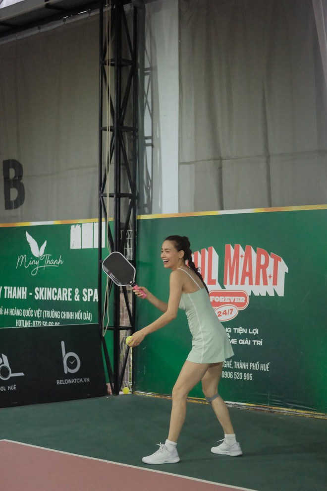 Hồ Ngọc Hà bị chê mặc như đồ ngủ để mặt mộc lên sân pickleball