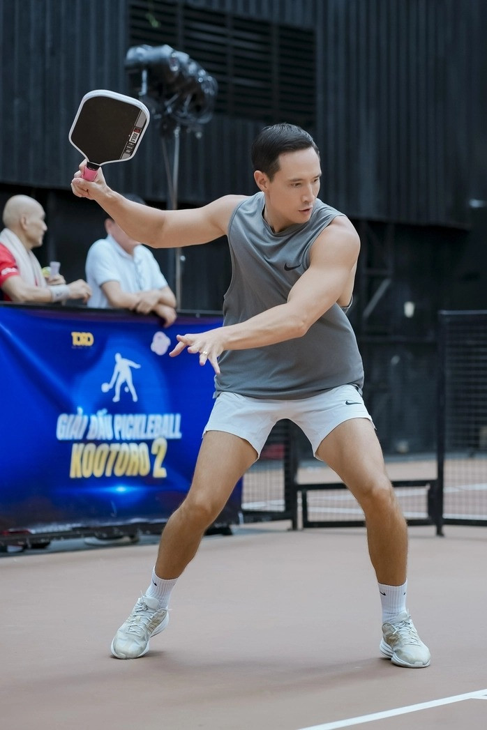 Hồ Ngọc Hà bị chê mặc như đồ ngủ để mặt mộc lên sân pickleball