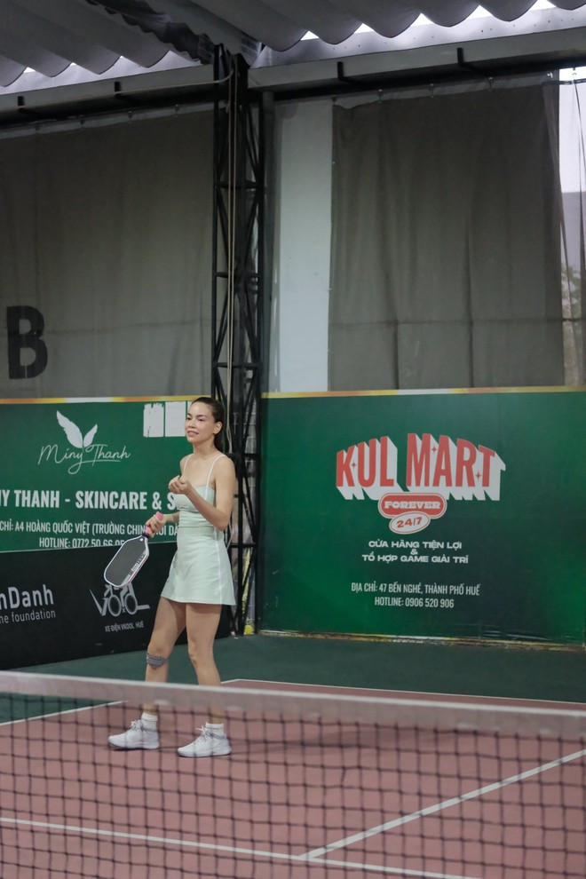 Hồ Ngọc Hà bị chê mặc như đồ ngủ để mặt mộc lên sân pickleball