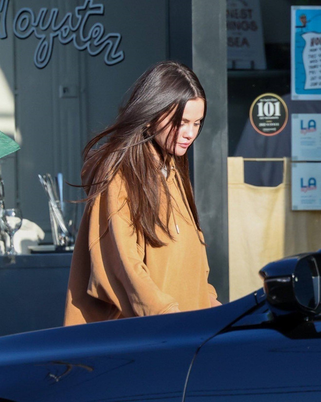 Nhan sắc trẻ trung gây bất ngờ của Selena Gomez