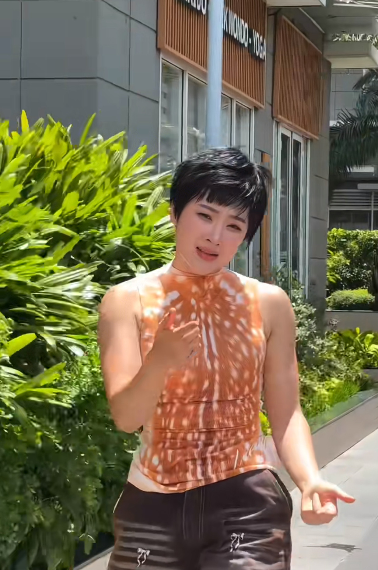 Angela Phương Trinh 'tóc tém, đô con' đang tính toán điều gì? img6481