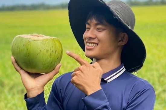 Bật khóc khi nhắc về nghề xe ôm, Lê Tuấn Khang 'đám giỗ bên cồn' gây tranh cãi