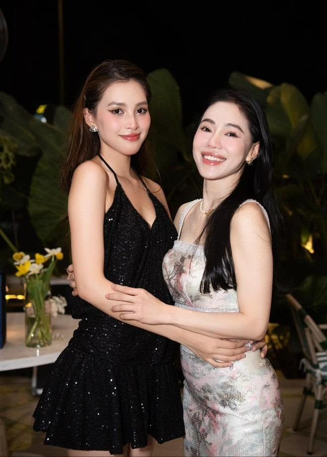 Hoa hậu Tiểu Vy lộ ảnh hiếm thời bé tí nhìn nhan sắc