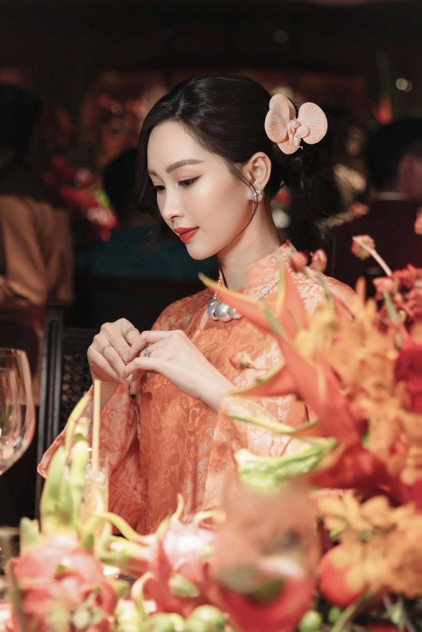 Khác với Á hậu Phương Nhi, 2 Hoa hậu Việt Nam này lấy chồng hào môn vẫn tích cực xuất hiện trên mạng xã hội Khác với Á hậu Phương Nhi, 2 Hoa hậu Việt Nam này lấy chồng hào môn vẫn tích cực xuất hiện trên mạng xã hội- Ảnh 2.