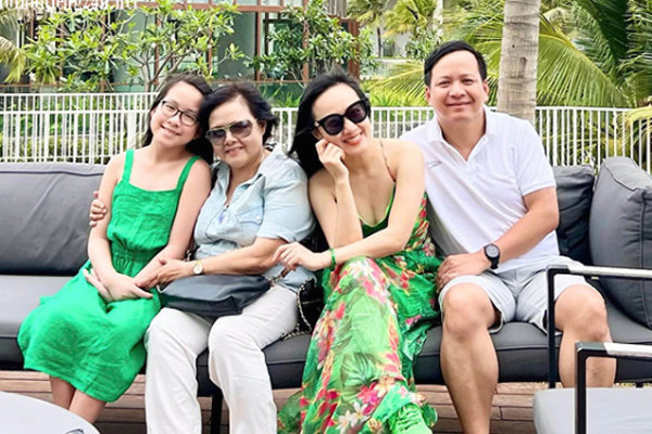Mẹ ruột BTV Hoài Anh: Giảng viên trường đại học, tuổi hưu sống bình yên bên con cháu Thân thế mẹ ruột BTV Hoài Anh: Giảng viên trường Đại học, tuổi xế chiều sống kín tiếng - Ảnh 7.