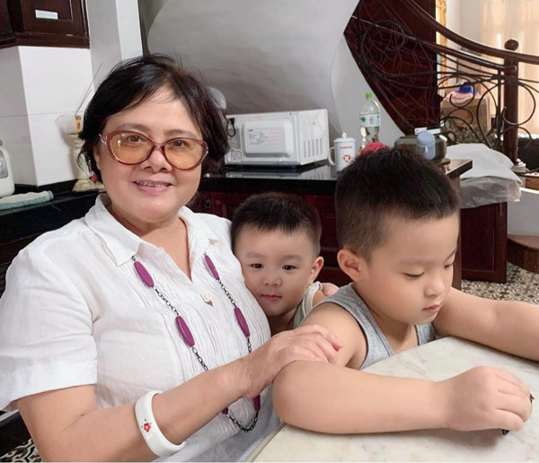 Mẹ ruột BTV Hoài Anh: Giảng viên trường đại học, tuổi hưu sống bình yên bên con cháu Thân thế mẹ ruột BTV Hoài Anh: Giảng viên trường Đại học, tuổi xế chiều sống kín tiếng - Ảnh 5.