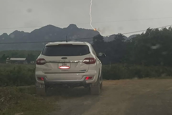 Sét đánh khiến đỉnh núi bốc cháy dữ dội trong mưa