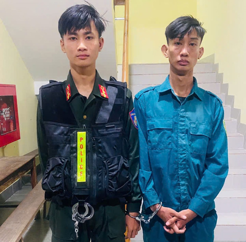 Hai thanh thiếu niên giả công an, chặn xe người đi đường cưỡng đoạt tiền.jpg