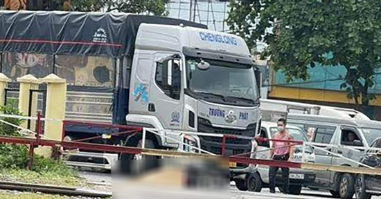 Va chạm với ô tô tải ở Hà Nội, nữ sinh viên năm cuối đại học tử vong tại chỗ