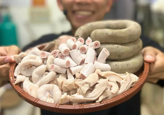 Xử phạt 2 quán 'lòng se điếu' ở TP.HCM vi phạm an toàn thực phẩm - Ảnh 1