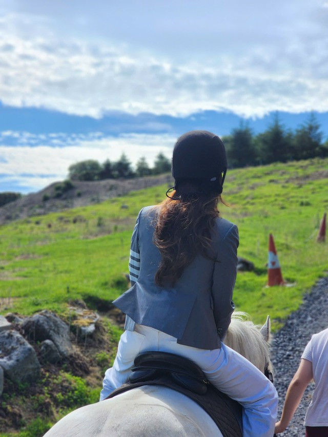 Đỗ Mỹ Linh khoe vẻ sang chảnh bên mẹ chồng nơi trời Âu