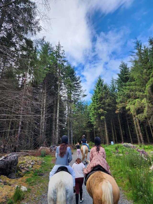 Đỗ Mỹ Linh khoe vẻ sang chảnh bên mẹ chồng nơi trời Âu