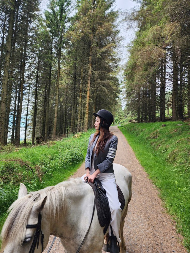 Đỗ Mỹ Linh khoe vẻ sang chảnh bên mẹ chồng nơi trời Âu