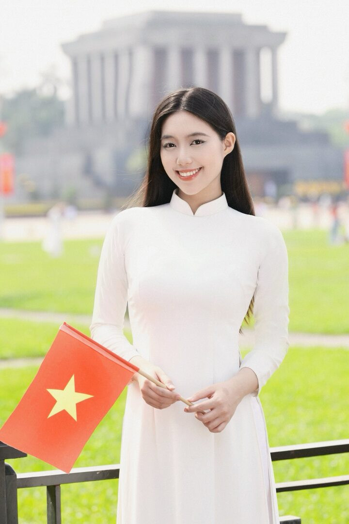 Châu Anh đang công tác tại Khoa Âm nhạc, Đại học Văn hóa Nghệ thuật Quân đội với quân hàm thiếu úy.