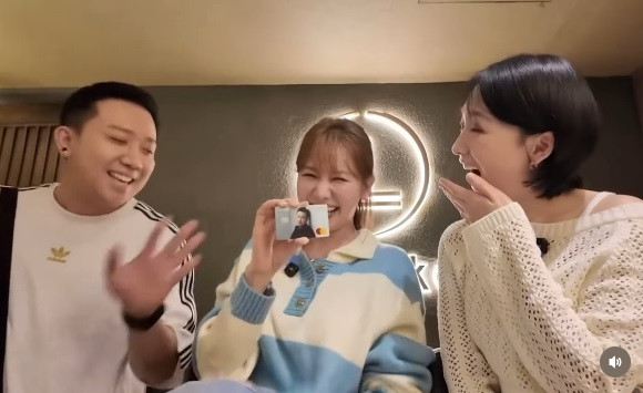 Hành động của Trấn Thành với Hari Won khiến dân mạng thốt lên Hợp đồng hôn nhân cũng được