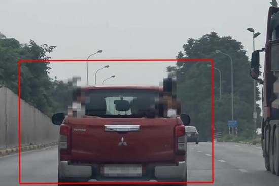 Lái xe bán tải chở 6 cháu bé trên thùng xe, chạy băng băng trên Đại lộ Thăng Long