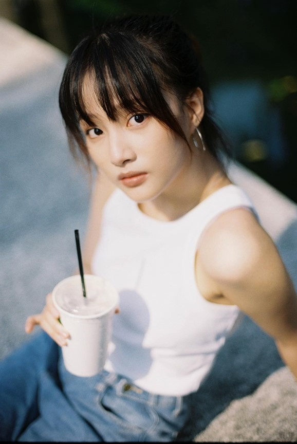 Nữ diễn viên lộ ảnh hẹn hò Quốc Trường kém đằng trai 13 tuổi gương mặt mới toanh