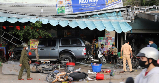 Ô tô tông loạt xe máy ở Hậu Giang, 2 người thương vong