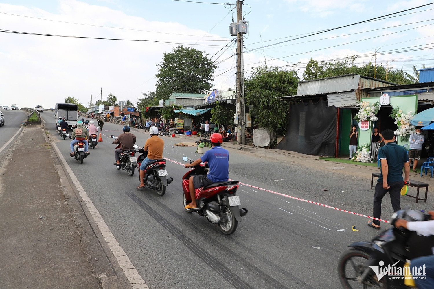 W-ô tô tông xe máy.jpg