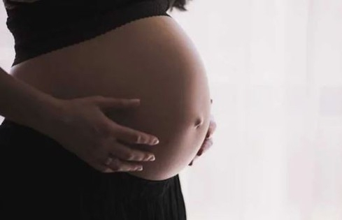 Sinh con tại bệnh viện, sản phụ bị y tá bôi nhầm axit lên bụng