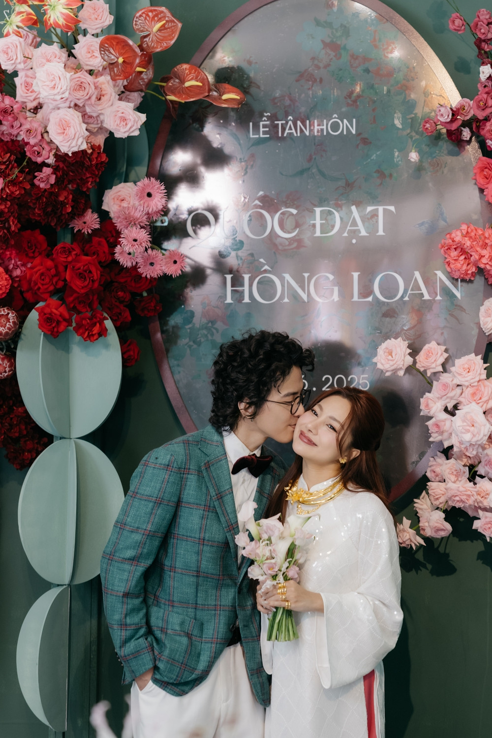 Xúc động cảnh gia đình chồng yêu thương con trai riêng của hot mom Diệp Lê