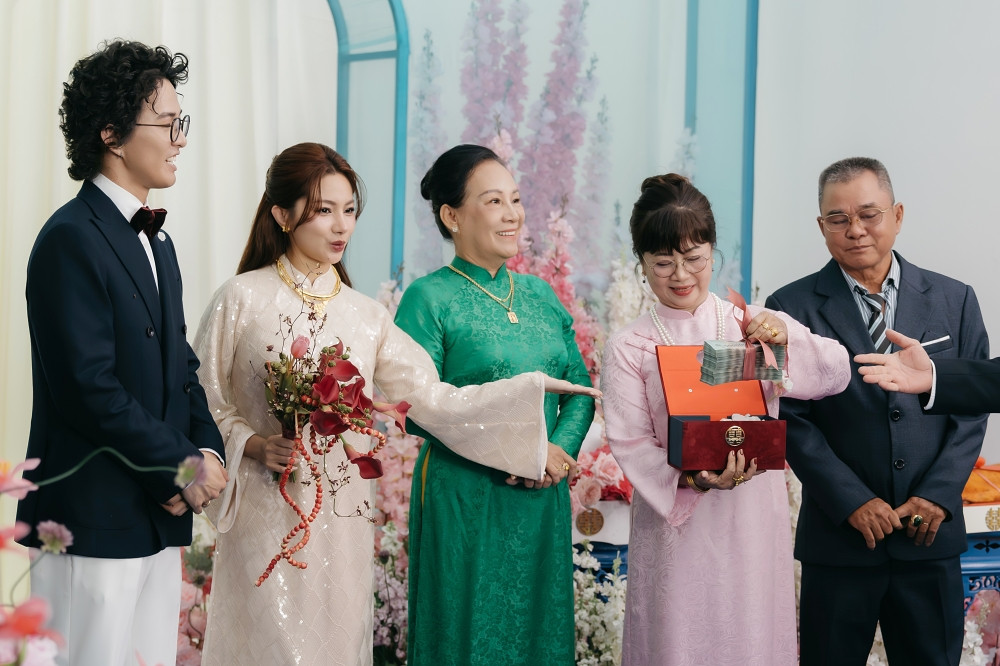 Xúc động cảnh gia đình chồng yêu thương con trai riêng của hot mom Diệp Lê