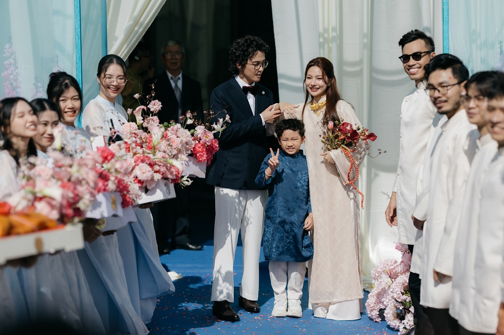 Xúc động cảnh gia đình chồng yêu thương con trai riêng của hot mom Diệp Lê