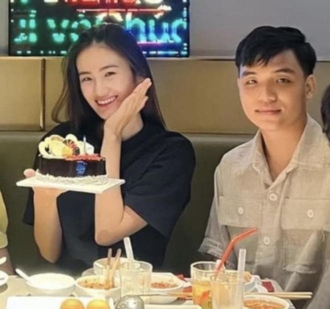 Bạn trai tiếp tục vắng mặt giữa tin đồn chia tay khi hoa hậu Ý Nhi về nước