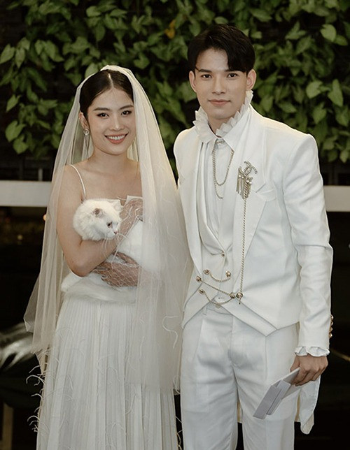 Chị gái song sinh của Nam Em sắp kết hôn