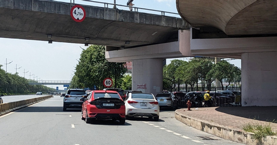 Dừng đỗ xe tránh nắng dưới gầm cầu vượt có thể bị CSGT phạt nặng đến mức nào?